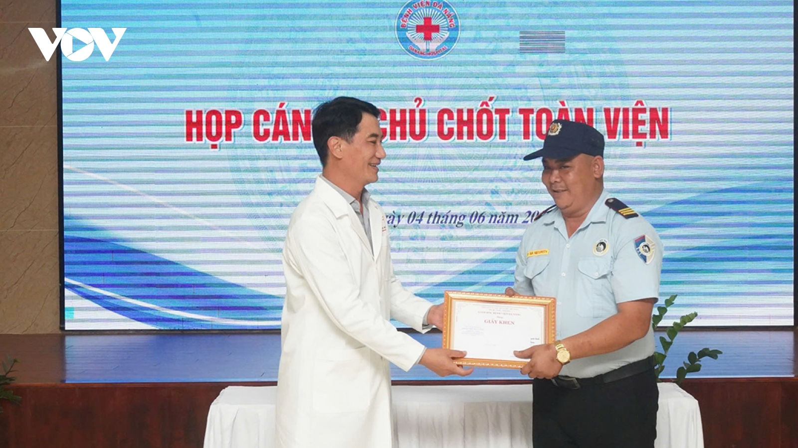 Bảo vệ Bệnh viện Đà Nẵng trả lại 20 triệu đồng cho người nhà bệnh nhân đánh rơi